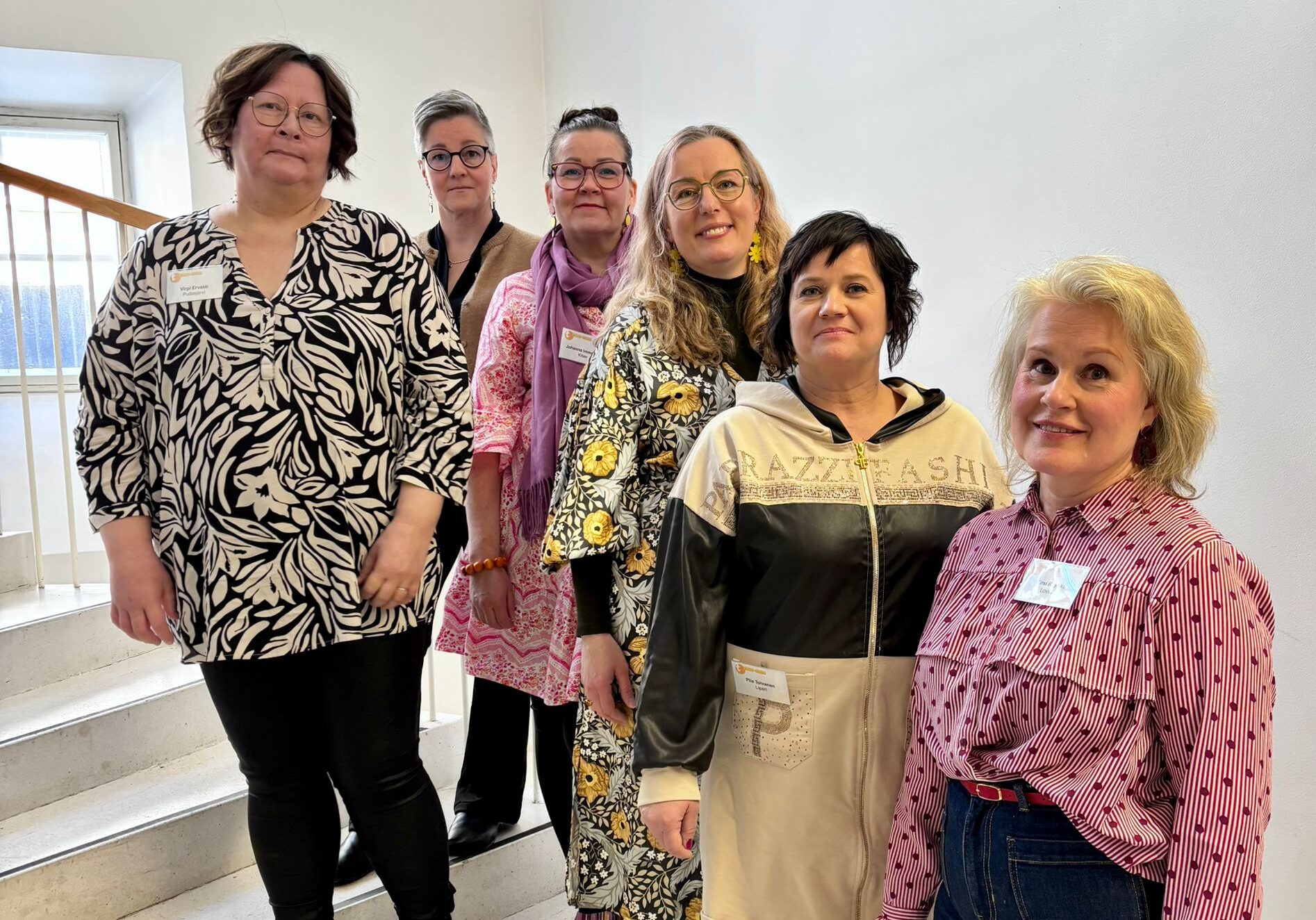 Kuvassa ovat Evantian puhevammaisten tulkit Mirjam Kempas, Piia Tolvanen, Johanna Immonen, Kati Varis, Virpi Ervasti, Kirsi Käyhkö.